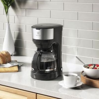 Cafeteira Elétrica Electrolux Efficient ECM20 30 Xícaras – Aço Inox Escovado/Preto Inox,Preto / 220