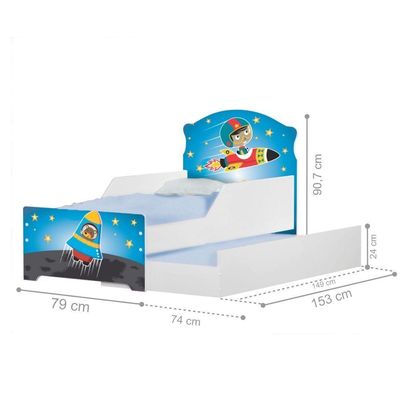 Mini Cama Infantil Com Auxiliar No Espaço Com Colchões