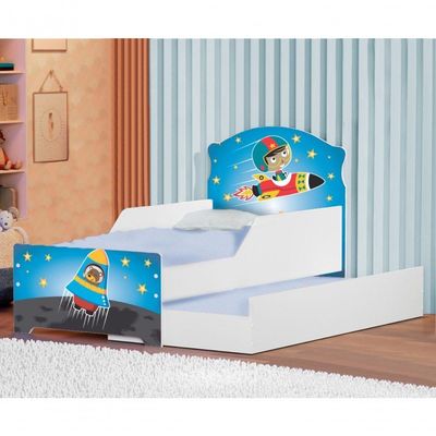 Mini Cama Infantil Com Auxiliar No Espaço Com Colchões