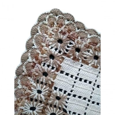 Tapete De Crochê Branco E Marrom Artesanal