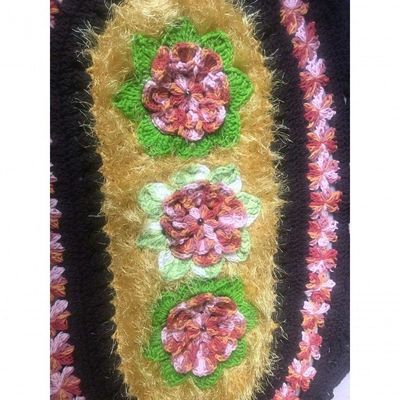 Tapete De Crochê Artesanal Preto E Amarelo Com Flor