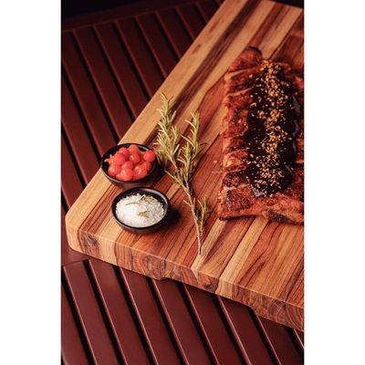 Tábua Com Empunhadura Churrasco Em Madeira Teca Fsc Com Acabamento Em óleo Mineral 40x30