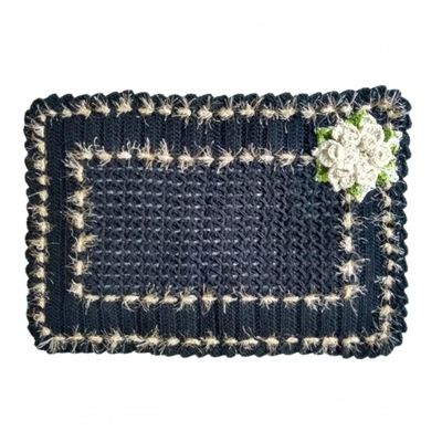 Tapete Preto Com Flor Branca De Crochê Artesanal