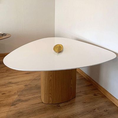 Mesa De Jantar Orgânica 160x165 Cm Tampo Laca Branca Base Freijó Cor Marrom