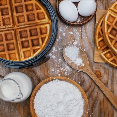 Máquina de Waffle Britânia Golden 850W Chapas Antiaderentes Inox / 110V