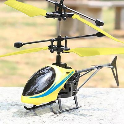 Helicóptero Drone Voa Com Luz E Aproximação Infravermelha
