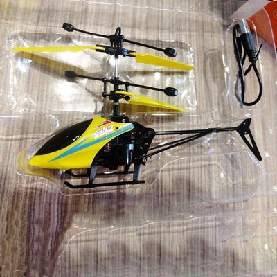 Helicóptero Drone Voa Com Luz E Aproximação Infravermelha