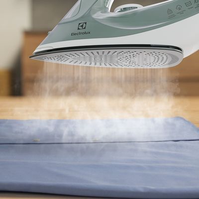 Ferro de Passar a Vapor e a Seco Electrolux Verde Claro Experience com PowerVapour (ESI51) 220V