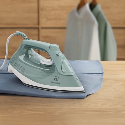 Ferro de Passar a Vapor e a Seco Electrolux Verde Claro Experience com PowerVapour (ESI51) 127V