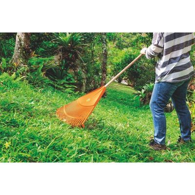 Vassoura Com 30 Dentes Tramontina Em Polipropileno Laranja Com Cabo De Madeira 120 Cm Tramontina