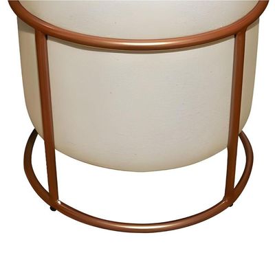 Puff Decorativo Redondo Para Sala Argola Pérola Bege Base Pés bronze tecido veludo