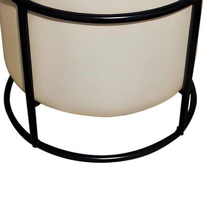 Puff De Ferro Decorativo Redondo Para Sala Argola Glamour Bege Base Pés preto