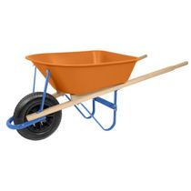 Carrinho de Mão Tramontina com Caçamba Funda Plástica Laranja 55 L, Braço de Madeira e Pneu com Câmara