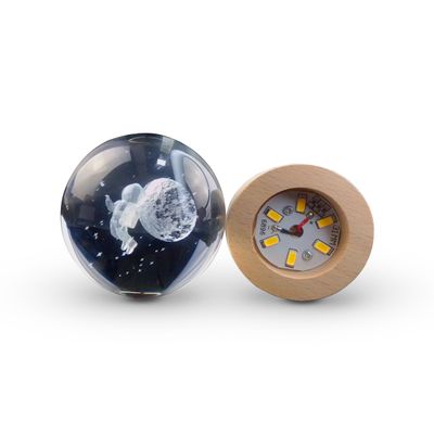 Luminária Abajur Globo Homem na Lua LED USB Enfeite Decorativo Esfera de Vidro 3D Base de Madeira