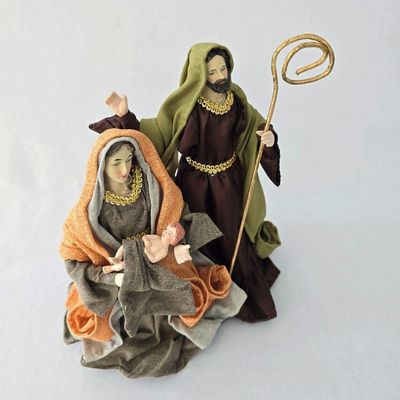 Sagrada Família Em Linho Poliéster E Resina 25cm