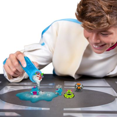 Tubo de Ensaio com 5 Mini Bonecos Swarms MrBeast Lab