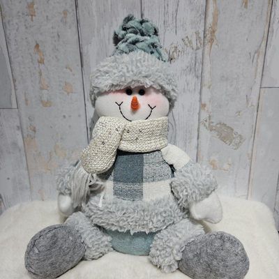 Boneco Pelúcia Sentado Xadrez Cinza