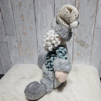 Boneco Pelúcia Sentado Xadrez Cinza