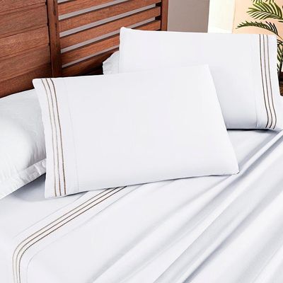 Jogo De Lençol Aria Queen 4 Peças Micropercal 200 Fios Suave Detalhe Bordado - Branco Neve Taupe