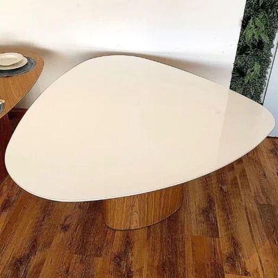 Mesa De Jantar Cone Orgânica Redonda 110x113 Cm Base Freijó Com Tampo Laqueado