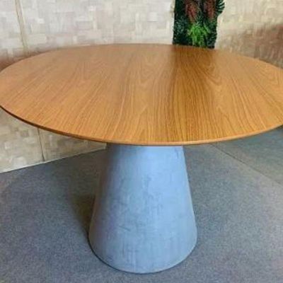 Mesa De Jantar Cone Cimento Queimado 110 Cm Tampo Freijó