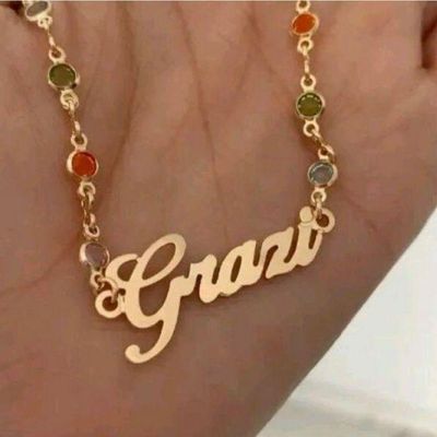 Gargantilha Manuscrito Com Pedrinhas Coloridas Banhado A Ouro