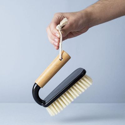Escova Oikos Multiuso Preta Com Cabo De Bambu