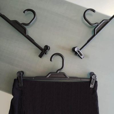 20 Cabides Plásticos com Presilhas Preto Lojas Expositor para Saias Bermudas
