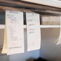 Porta Comandas de Parede para Restaurante Bar 60cm Aço Inox com Esferas de Vidro Domama