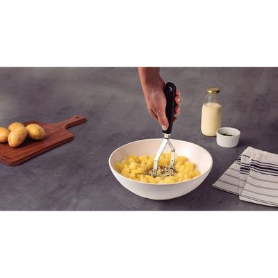 Amassador De Batatas E Feijão Utilitá Em Aço Inox Com Cabo De Polipropileno Preto