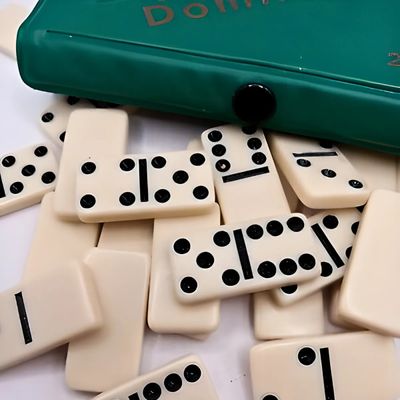 Jogo de Dominó Profissional – Estojo com 28 Peças e Protetores de Metal | Resistente, Elegante e Completo