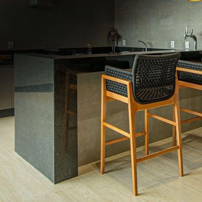 Banqueta Alta De Cozinha Tokyo Em Corda Náutica E Madeira Para Bancada Preto