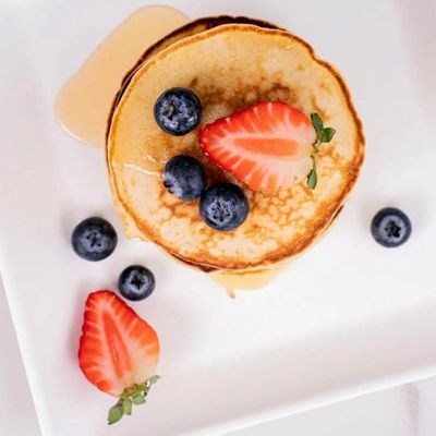 24 Pratos Quadrados Brancos Plástico Cozy Coza 21cm Lanchonete Restaurantes Bares Padaria