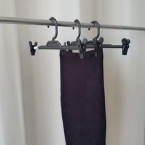 Kit 50 Cabides com Presilhas Preto para Lojas Plástico Prendedor Saias Bermudas Expositor