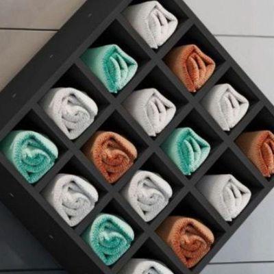 Suporte Porta Toalha Com 16 Nichos Toalheiro Multiuso Design preto