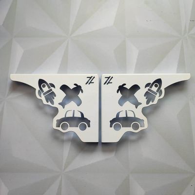 Par Mãos Francesas Ornamentada Decorativa 20cm Menino Carro e Avião Branco Aço
