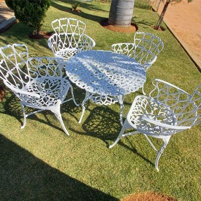 Conjunto Com Mesa Ripada + 4 Cadeiras De Jardim E Piscina + Ombrelone Com Base Branco