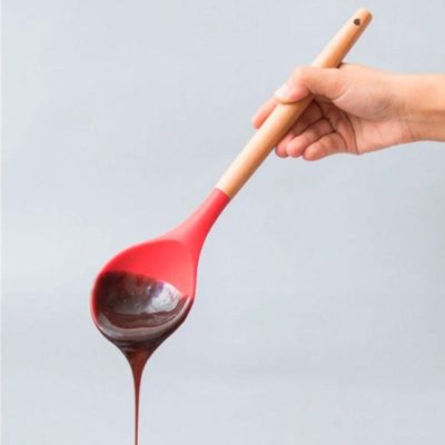 Colher De Silicone Multiuso Com Cabo De Madeira Vermelho Em Casa Tem
