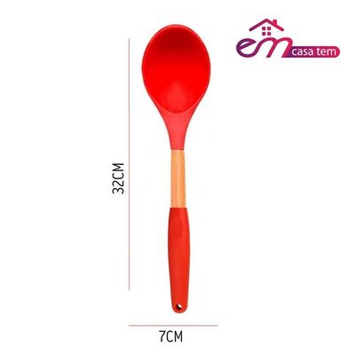 Colher De Silicone Multiuso Com Cabo De Madeira Vermelho Em Casa Tem