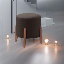 17482659072940 Puff Estofado Decorativo Para Sala Redondo Eloá Veludo Marrom