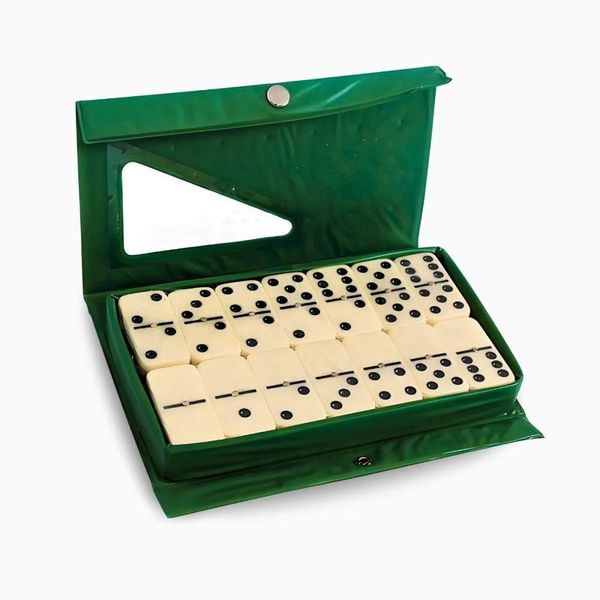 Jogo De Dominó Verde Em Atividade Recreativa