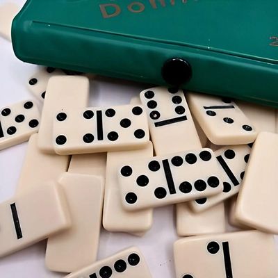 Jogo De Dominó Verde Em Atividade Recreativa
