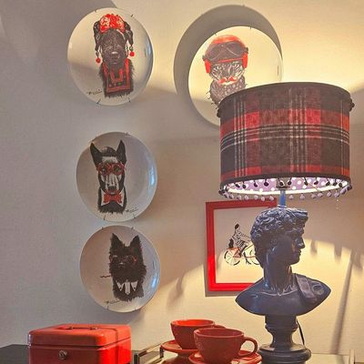 Prato De Porcelana Cachorro Dog Bowie - Red&blue Ronn Kools - 24 Cm