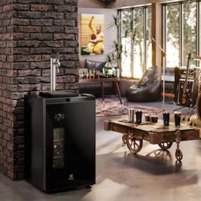 Cervejeira Home Bar Electrolux EB10C Frost Free 100L com Torre de Chopp Porta de Vidro Preta Preto / 110