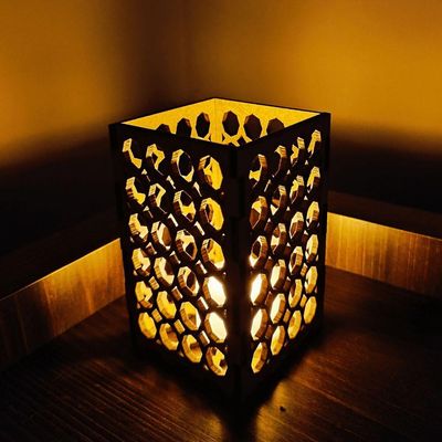 Castiçal Dama Com Vela Eletrônica