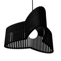 Luminária Pendente Trevo Modelo Ripado Preta