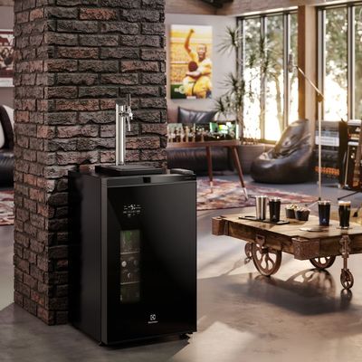 Cervejeira Home Bar Electrolux Frost Free 100L com Torre de Chopp e Porta de Vidro Preta (EB10C) 127V