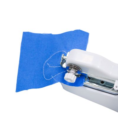 Maquina De Costurar Portatil Viagem Mini A Pilha Eletrico Pratico -  Prática e Compacta para Reparos Rápidos          Pe