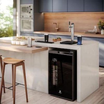 Cervejeira Home Bar Electrolux EB10C Frost Free 100L com Torre de Chopp Porta de Vidro Preta Preto / 220