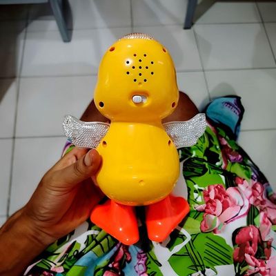Brinquedo Pato Dançante Musical Anda Luz Som Infantil